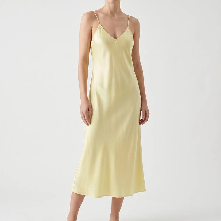 Glänzendes Damen Slipkleid mit schimmernder Struktur, V-Ausschnitt. Ein elegantes Midikleid für Sommerpartys.