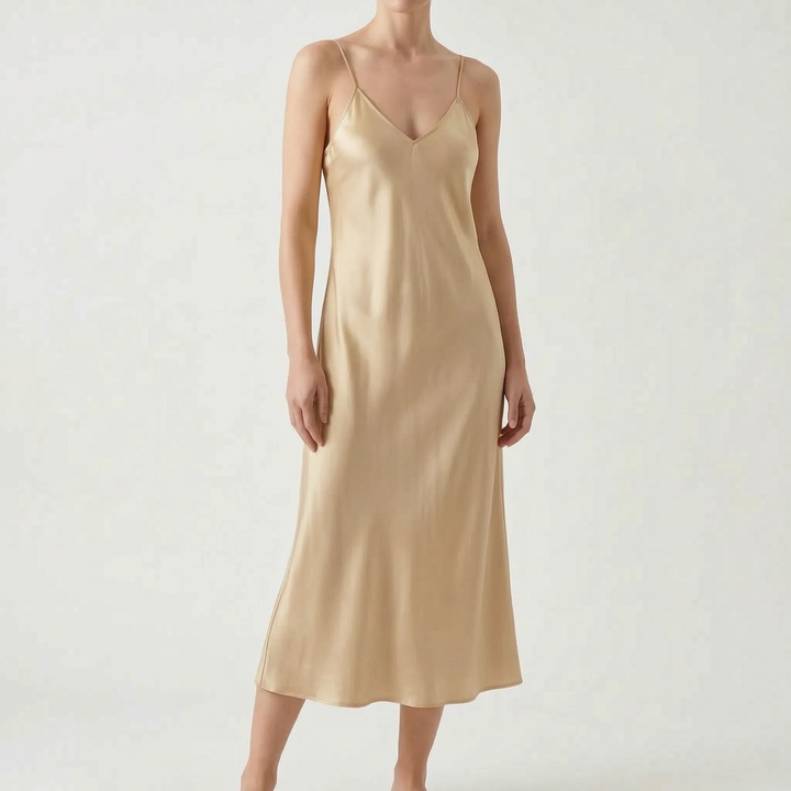 Leichtes, schimmerndes Damen Sommerkleid mit Spaghettiträgern und V-Ausschnitt. Elegant und bequem.