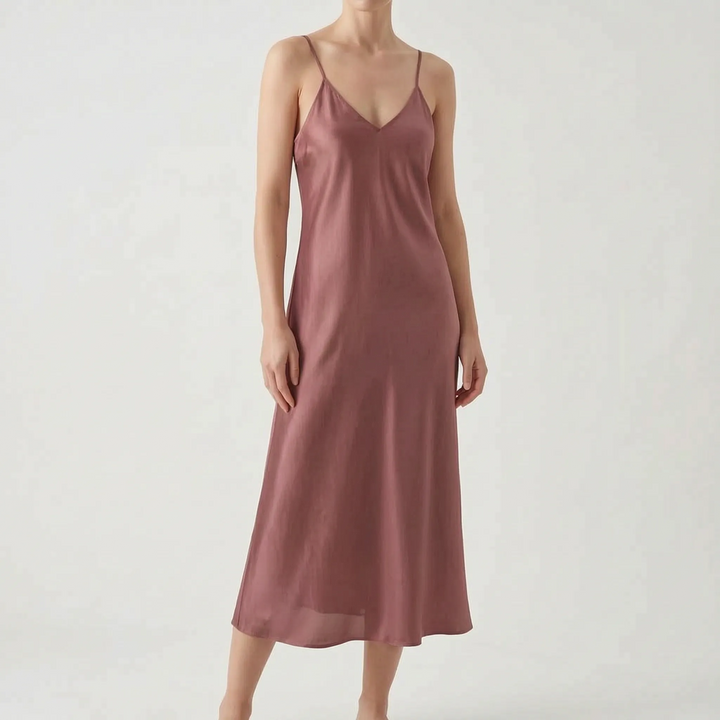 Schimmerndes Damen Slipkleid mit schöner Struktur, A-Linie und feinen Spaghettiträgern. Für Abendveranstaltungen.