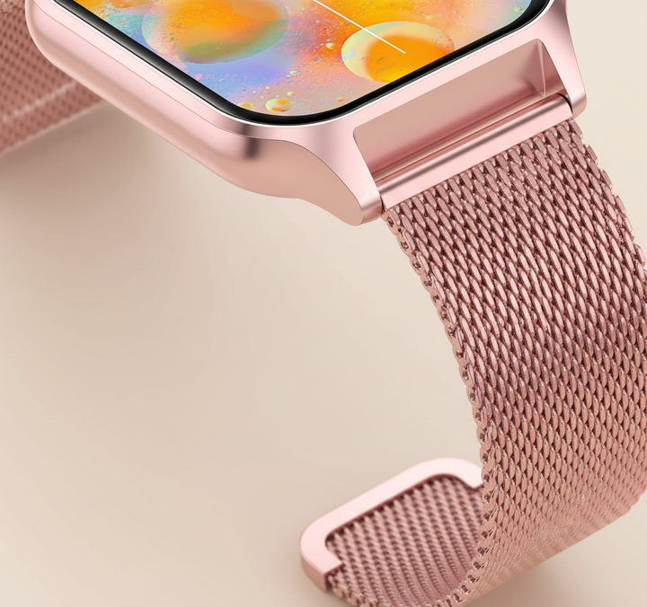 Rosa Smartwatch StyleTrack am Handgelenk: Misst Herzfrequenz präzise beim Sport.