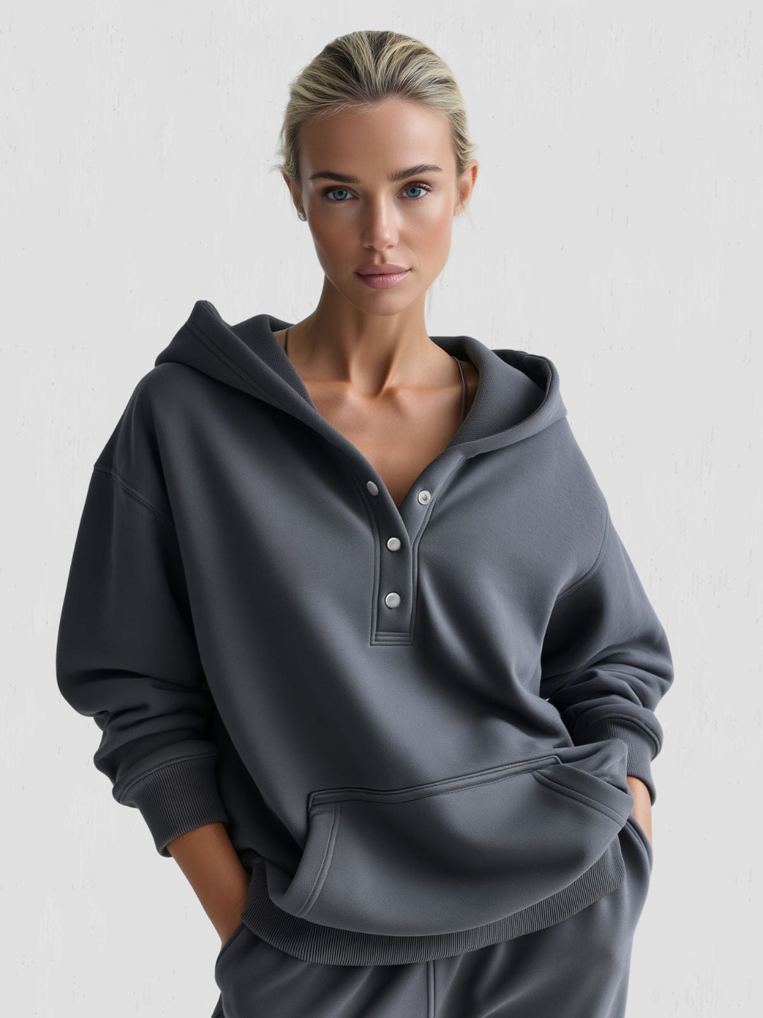 Bequemer Damen Oversized Hoodie mit Kapuze und Viertel-Knopfleiste. Perfekt für Freizeit & Alltag.