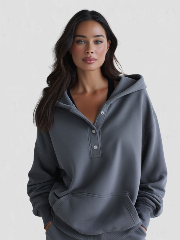 Warmer Damen Oversized Hoodie, Kapuzenpullover mit Viertel-Knopfleiste. Ideale Herbst- und Wintermode.