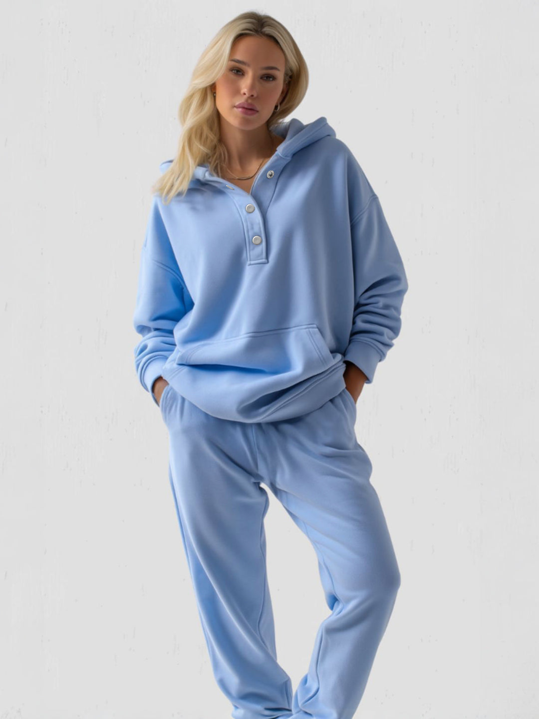 Komfortabler Damen Oversized Kapuzenpullover mit Viertel-Knopfleiste, ideal für den legeren Look.