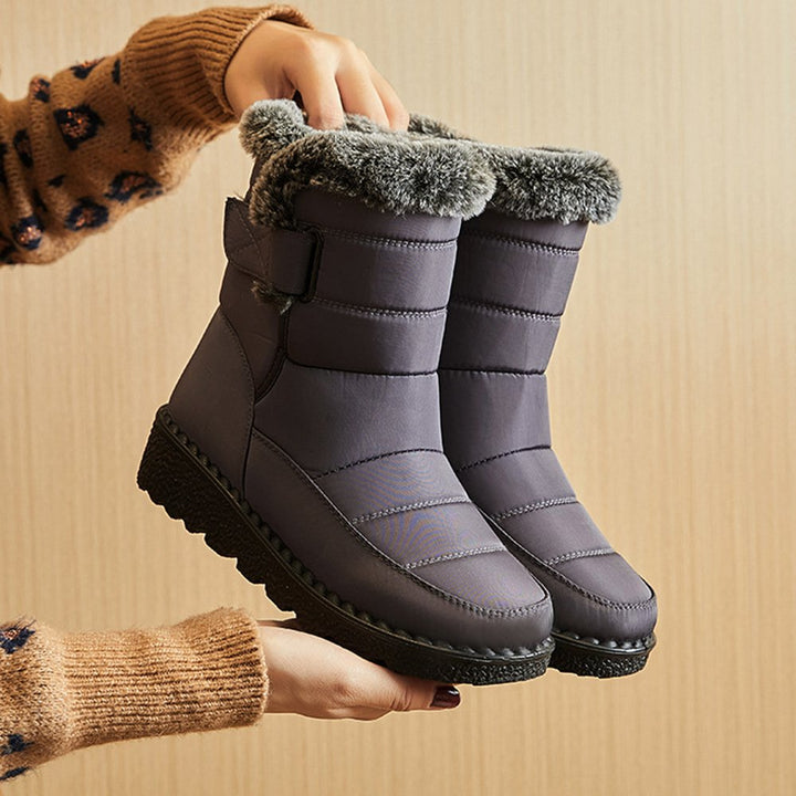 Seitliche Ansicht der modernen, warmen Damen Slip-On Winterstiefel, perfekt für Nässe und Schnee.