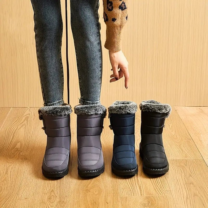 Frontansicht der wasserabweisenden Damen Schneestiefel, bereit für winterliche Abenteuer.