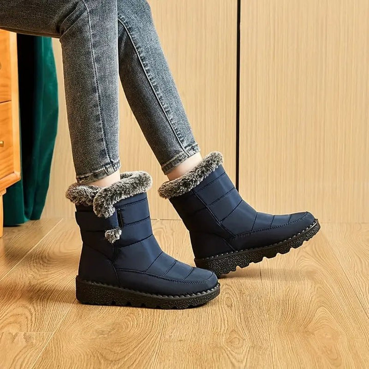 Rückansicht der bequemen Slip-On Winterstiefel für Damen, mit robuster Sohle für sicheren Halt.