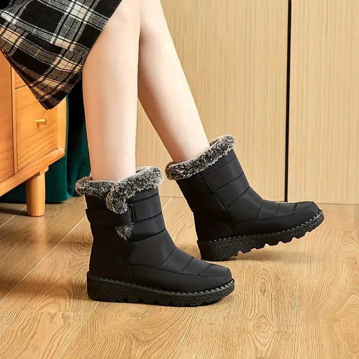 Detailaufnahme des weichen, warmen Innenfutters der Damen Slip-On Schneestiefel, kuschelig warm.