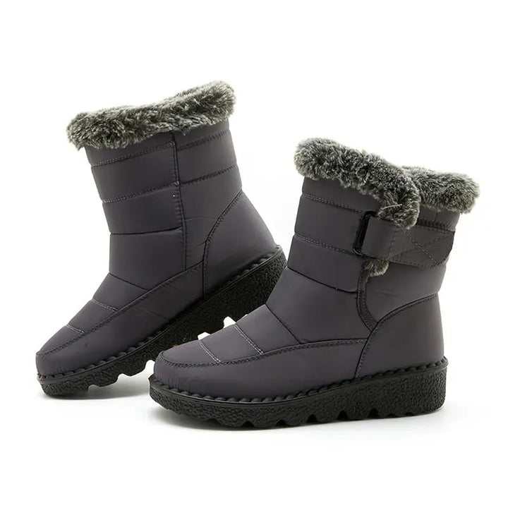 Damen Slip-On Schneestiefel, warm und wasserabweisend für den Winter. Ideal als bequemer Alltagsschuh.