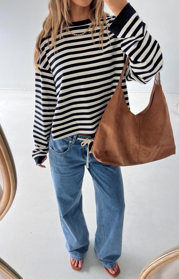 Gestreiftes Damen Langarmshirt in maritimer Optik, locker geschnitten, komfortabel und stilvoll.