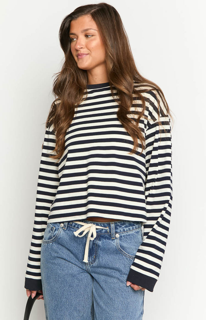 Gestreiftes Damen Langarmshirt in klassischem Marine-Design, bequeme, lockere Passform.