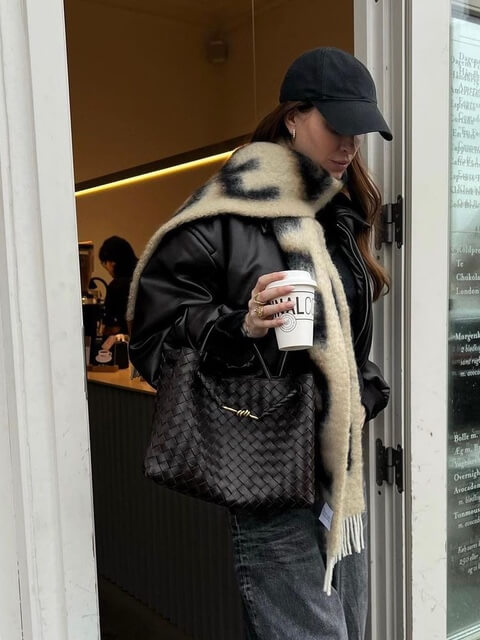 Detailansicht der Ruby Handtasche: Feine Flechtstruktur aus nachhaltigem, veganem Leder. Klassisches Accessoire.