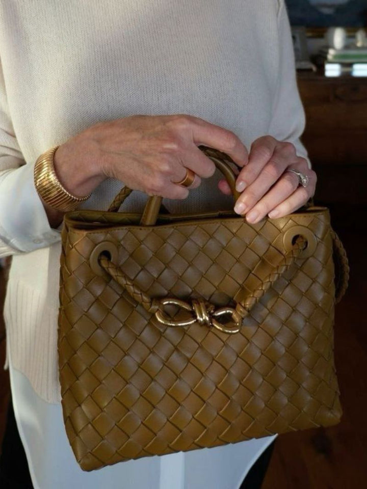 Klassische Ruby Damen Handtasche mit geflochtenem Design und robustem veganem Leder. Ein stilvolles Accessoire.