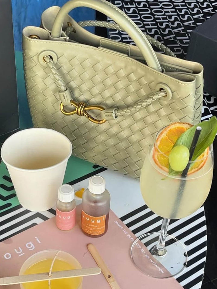 Modische geflochtene Handtasche Ruby aus veganem Leder mit sicherem Verschluss. Elegante Alltagstasche für Damen.