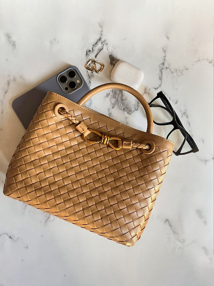 Nachhaltige Damen Schultertasche Ruby aus geflochtenem veganem Leder. Stilvolles Accessoire für bewusste Mode.