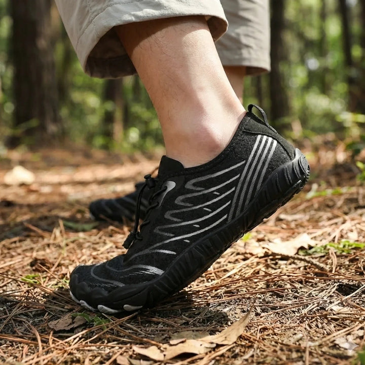 Person trägt NaturaRun Barfußschuh beim Gehen. Ultimatives natürliches Laufgefühl, ideal für Alltag & Freizeit.