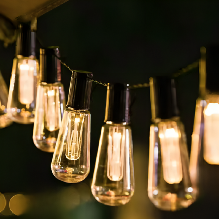 Umweltfreundliche Solar-Lichterkette mit Retro-LEDs für stimmungsvolle Garten- & Balkonbeleuchtung.