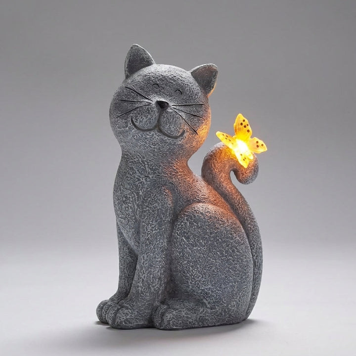 Detailreiche handbemalte Katze Solar Gartenfigur, wetterfest, als zauberhafte Deko und Lichtquelle für draußen.