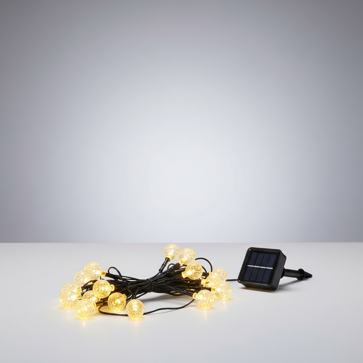Solar LED Lichterkette mit dekorativen LumenOrbs, ideal für gemütliche Gartenbeleuchtung und stimmungsvollen Balkon.