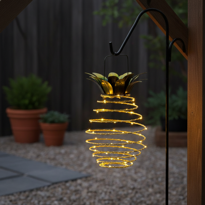Solarbetriebene Ananas LED-Gartenleuchte GlowPine, ideal für stimmungsvolle Außenbeleuchtung, wetterfest & kabellos.