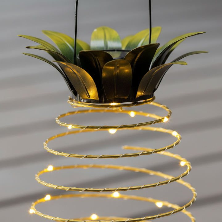 Wetterfeste Ananas-Solarlampe mit LED für den Außenbereich. Kabellose GlowPine Gartenbeleuchtung, ideal für jeden Stil.