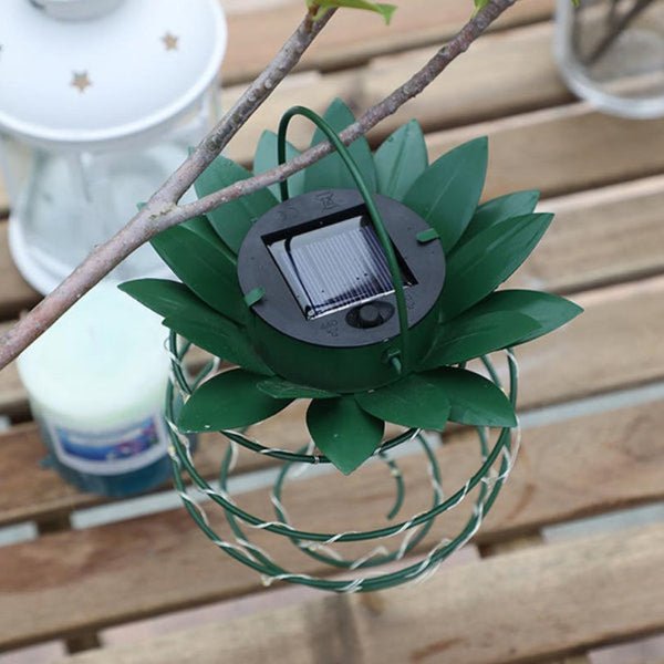 Atmosphärische Ananas-Solar-LED-Leuchte GlowPine für Balkon & Garten. Perfekte dekorative Außenbeleuchtung ohne Strom.