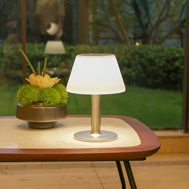 Dekorative Solar-Gartenlaterne GlowGarden auf einem Gartentisch, schafft Ambiente im Außenbereich.