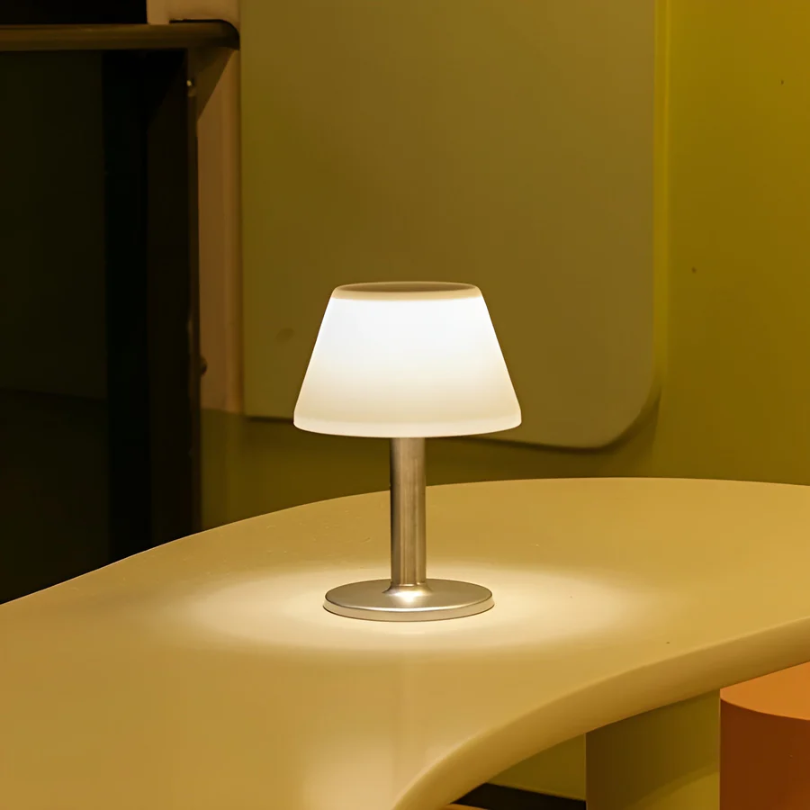 Elegante Solar-Tischleuchte GlowGarden, modernes Design für stilvolle Beleuchtung auf Terrasse & Balkon.