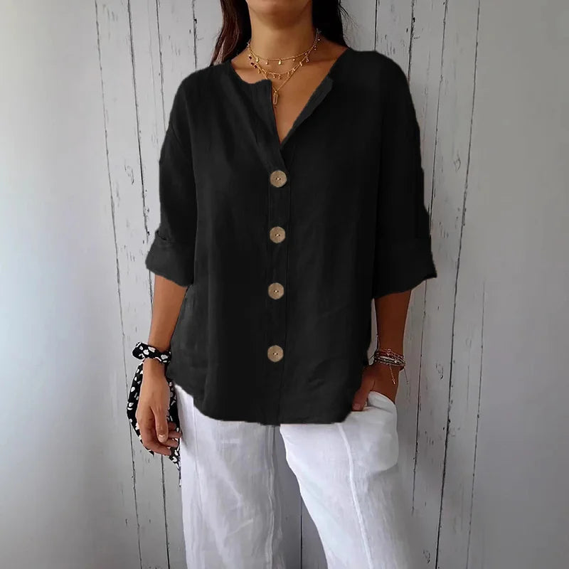 Rote Damenbluse mit V-Ausschnitt, locker geschnitten, elegant gestylt für schicken Büro-Look.