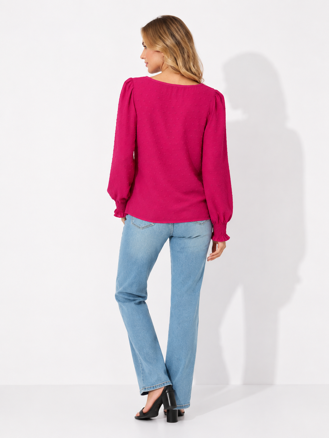 Stylische weiße Damen Spitzenbluse mit Rundhalsausschnitt, ideal für verschiedene Outfits & Anlässe.