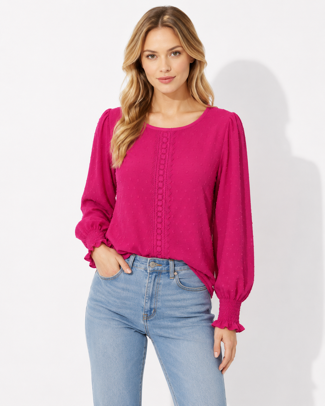Modische rosa Damenbluse aus Spitze mit bequemem Rundhalsausschnitt, elegant für Sommer & Freizeit.