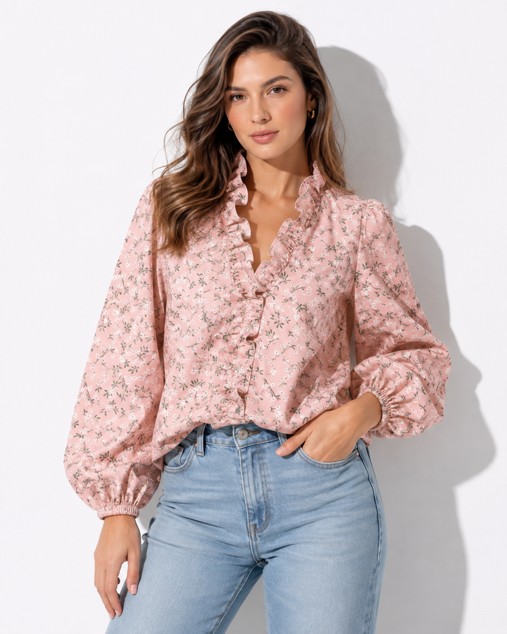 Nahaufnahme der fließenden Rüschen an einer eleganten Damen Sommerbluse mit Langarm. Perfekt für Büro & Freizeit.