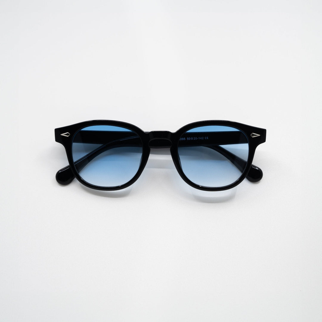 Klassische Herrensonnenbrille mit blau getönten Gläsern und robustem Rahmen bietet optimalen UV-Schutz für die Augen.