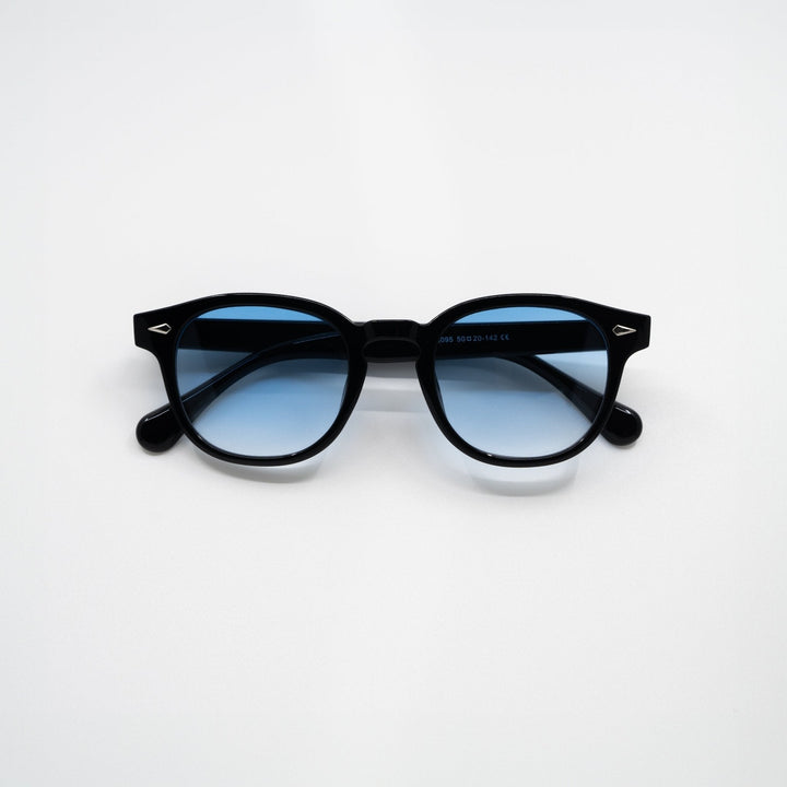 Klassische Herrensonnenbrille mit blau getönten Gläsern und robustem Rahmen bietet optimalen UV-Schutz für die Augen.