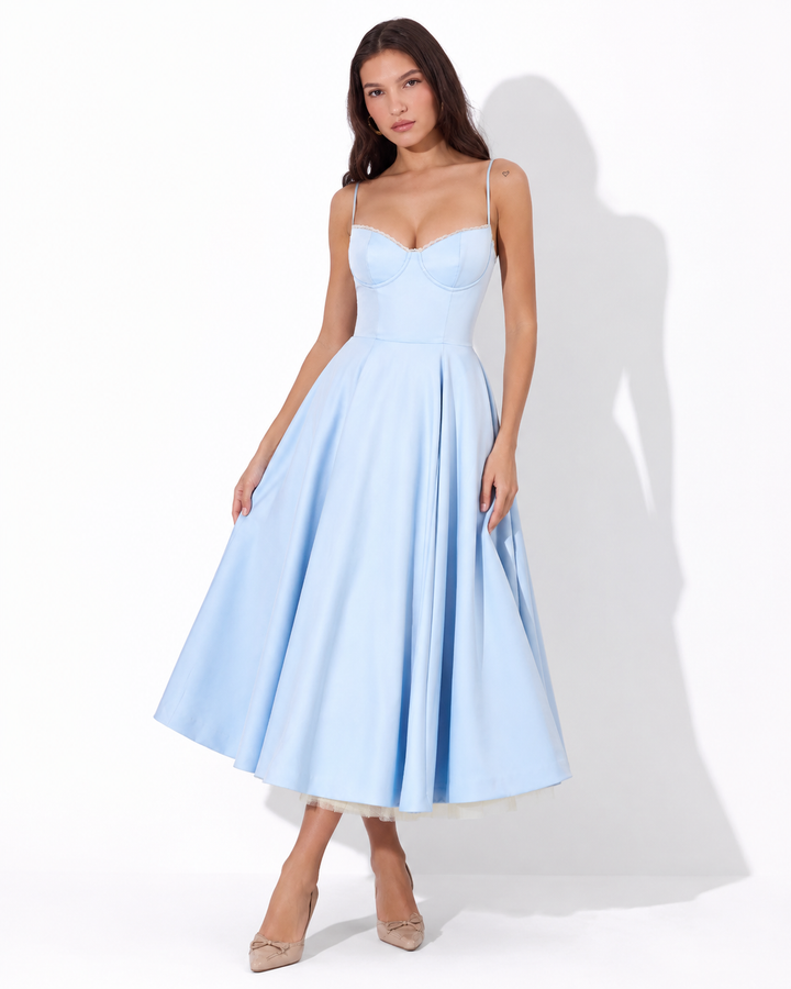 Damen elegantes Abendkleid in Midi-Länge mit schmeichelhafter, figurbetonter Silhouette für festliche Anlässe.