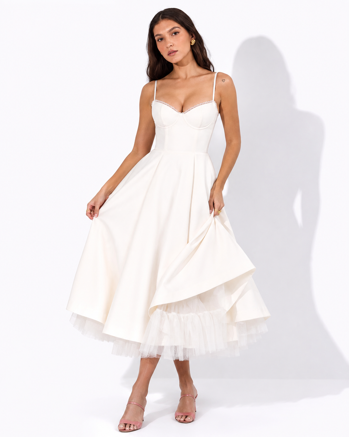 Exquisites Abendkleid für Damen, schmeichelnd geschnitten, perfekt als elegantes Party-Outfit.