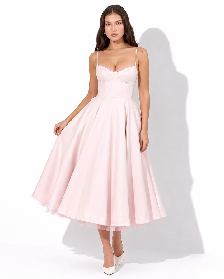 Elegantes Damenkleid, knielang, mit schmeichelnder Passform, perfekt für Abendveranstaltungen und Galas.
