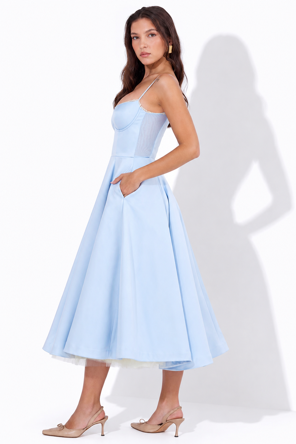 Elegantes Midi-Abendkleid für Damen, figurumspielend, ideal als Party- oder Hochzeitsgast-Kleid.
