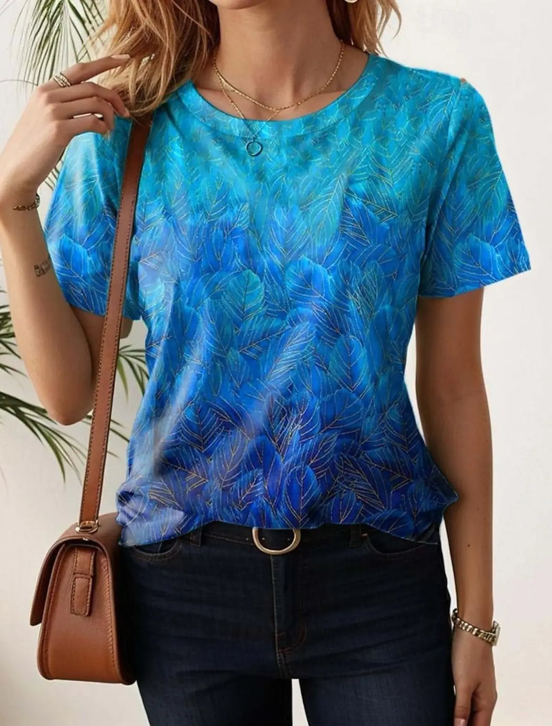 Damen Longshirt mit Blumen Grafik und Rundhals. Lässiges, luftiges Kurzarm Sommer Oberteil für Freizeit.