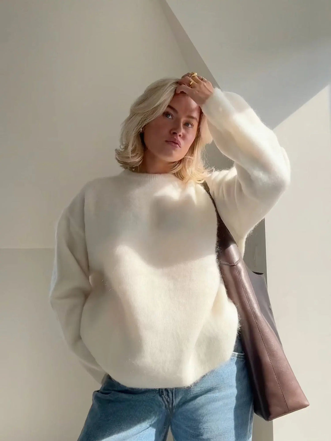 Detailaufnahme eines leichten, eleganten Damen Pullovers. Weiche Textur und hochwertiges Material für vielseitige Looks.
