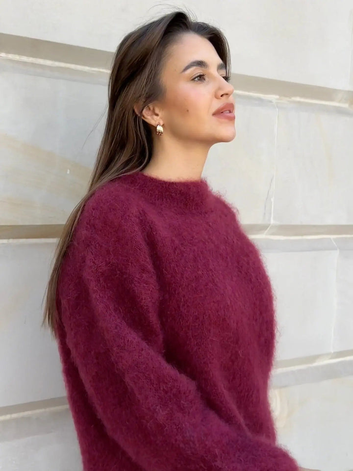 Dame trägt eleganten Damen Pullover, kombiniert mit Jeans. Vielseitig für Casual-Chic-Outfits Frühling/Herbst.