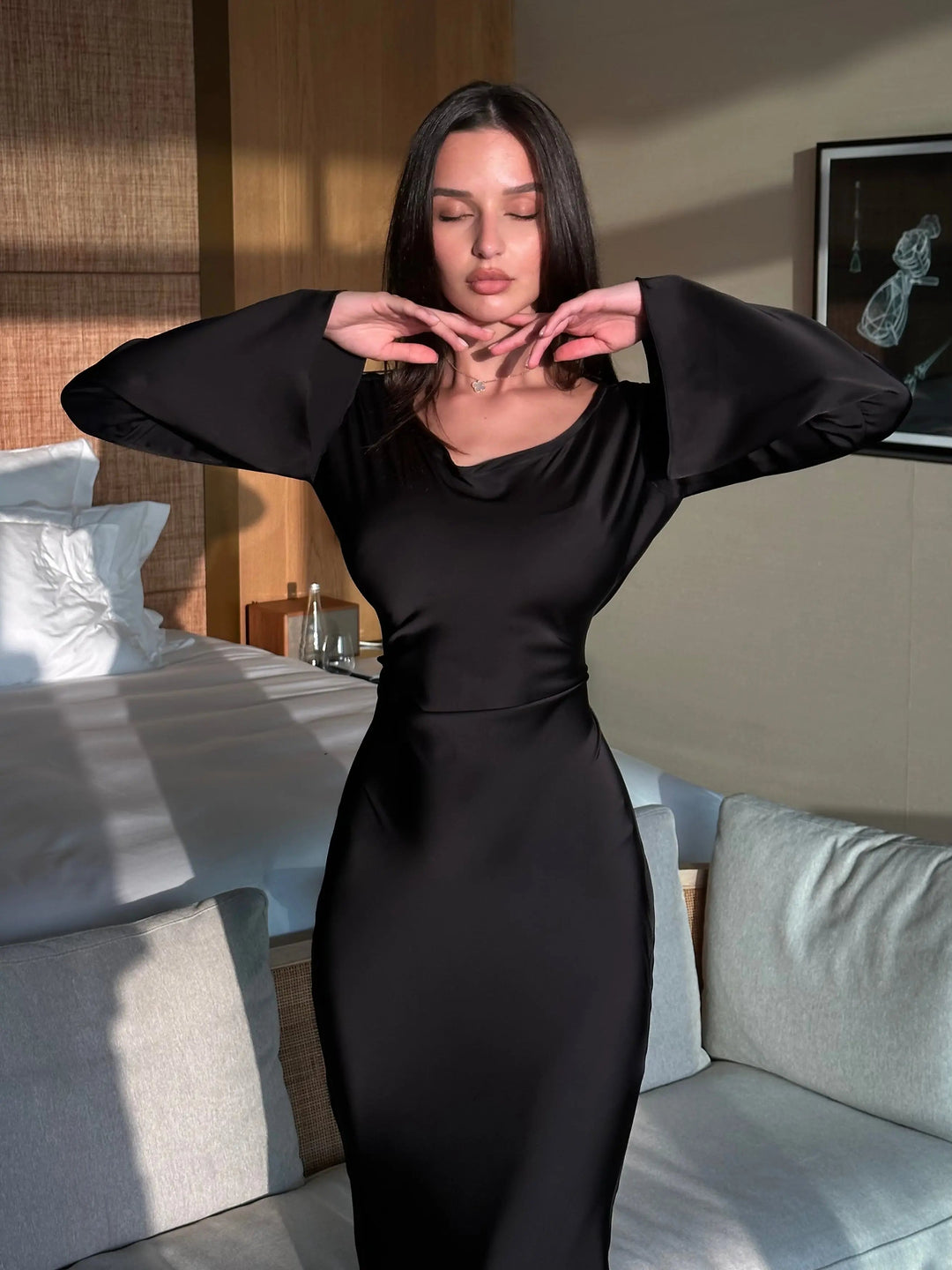 Modernes Damen Maxikleid Langarm, elegantes Design, perfekt als Abend- oder Casual-Kleid, feminine Silhouette.