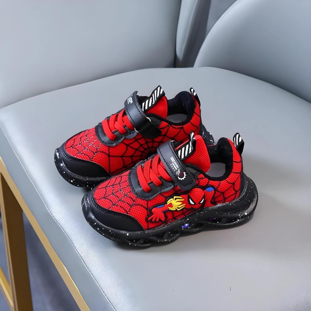 Detailansicht der leuchtenden LED Sohle des Kindersneakers Maxx. Robuste und bequeme Leuchtschuhe mit Klettverschluss.