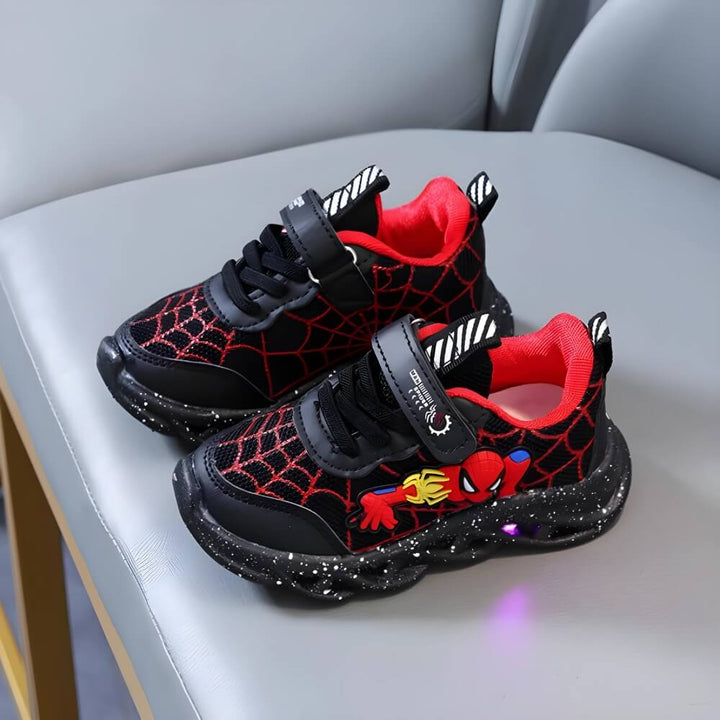 Kind trägt Maxx LED Kindersneaker. Leuchtende Blinkschuhe mit Klettverschluss, perfekt für Abenteuer und den Spielplatz.