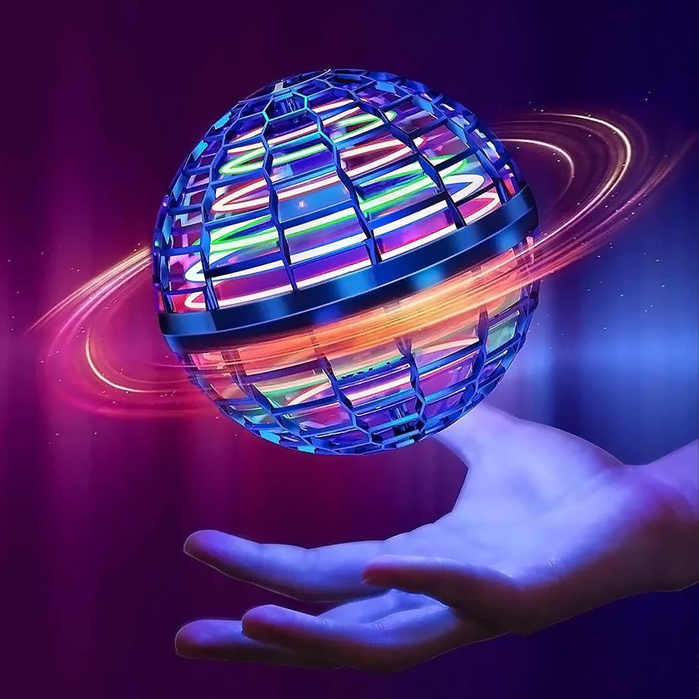 Kinder spielen mit leuchtendem Boomerang-Ball; fliegendes LED-Spielzeug für interaktiven Spaß.