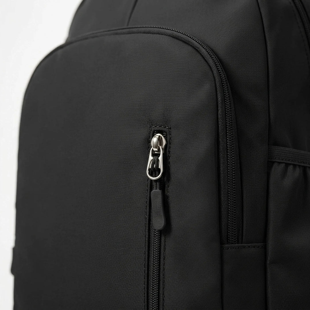 Unisex Tagesrucksack mit verstellbaren Schultergurten, getragen beim Pendeln oder im Fitnessstudio.