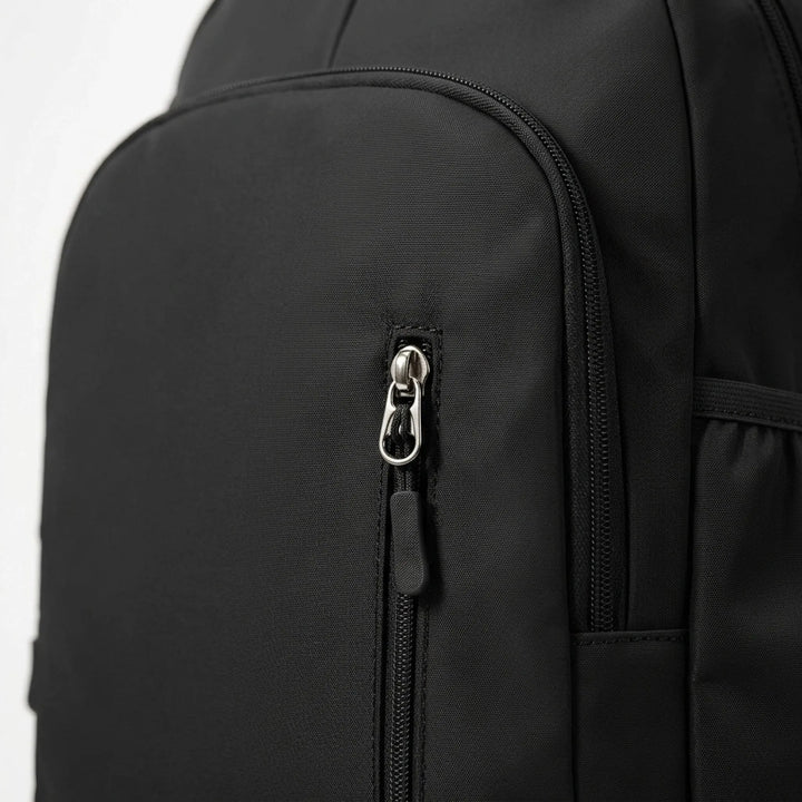 Unisex Tagesrucksack mit verstellbaren Schultergurten, getragen beim Pendeln oder im Fitnessstudio.