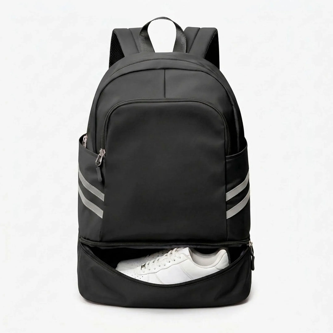 Sportlicher Bürorucksack mit gepolstertem Laptopfach und belüftetem Schuhfach für sauberen Transport.