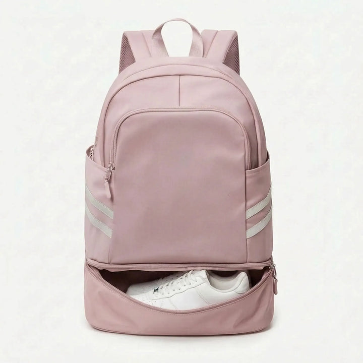 Praktischer Reise- & Fitnessrucksack mit separatem Schuhfach und mehreren Fächern für optimale Organisation.