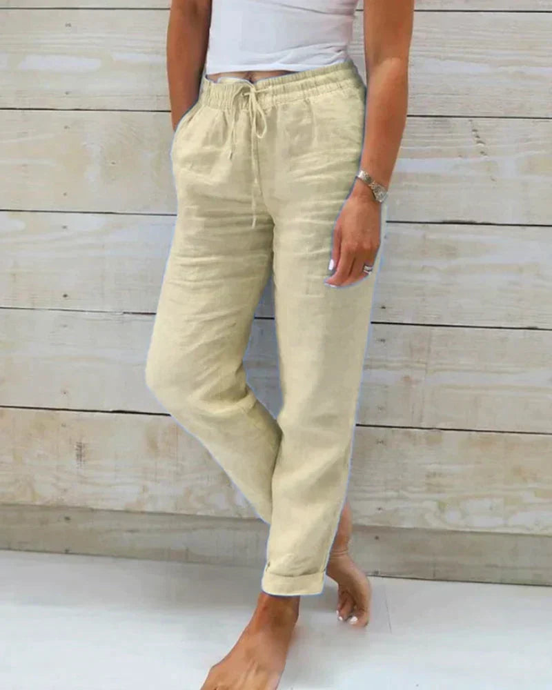 Elegante Damenhose, vielseitig kombinierbar, mit luftiger Passform für stilvolle Freizeitoutfits im Sommer.