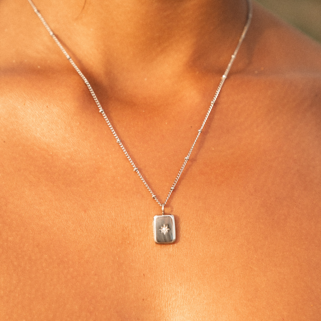 Damen Schmuck: Wasserdichte Halskette mit Zirkonia Anhänger an einer feinen Goldkette.